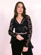 Blusa Transpassada Renda Manga Flare Preta