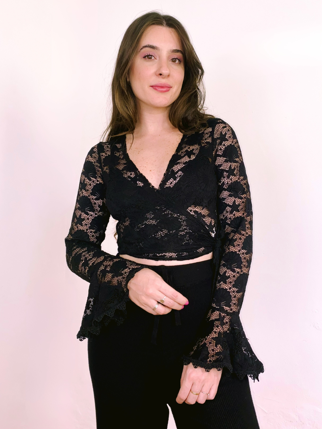 Blusa Transpassada Renda Manga Flare Preta