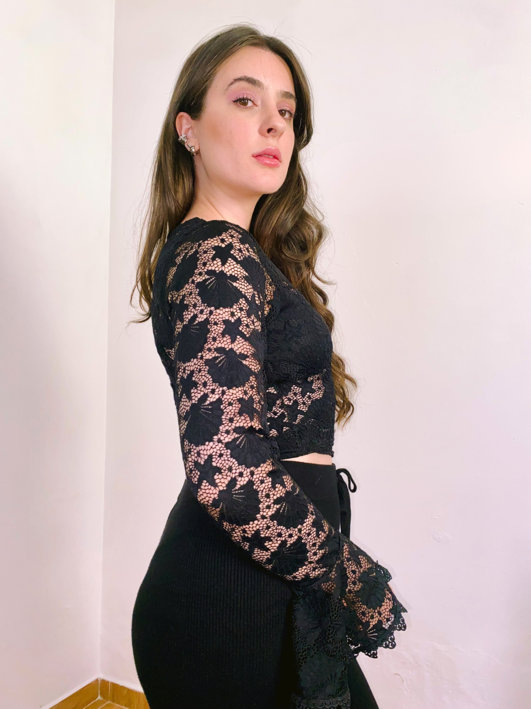 Blusa Transpassada Renda Manga Flare Preta